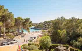 Nur wenige Schritte führen hinab zum Strand Mondragó
